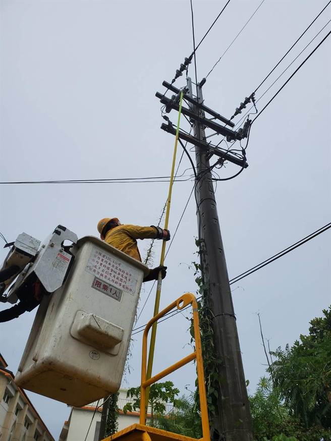 今(12)日上午台電針對蘭嶼停電事故持續搶修。(台電提供)