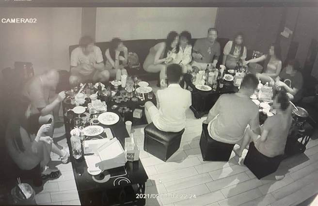 台南市警方11日查獲酒吧業者鑽漏洞，由客人自帶小姐進場陪酒，包廂內擁擠且竟有5名陪酒小姐。（讀者提供／程炳璋台南傳真）