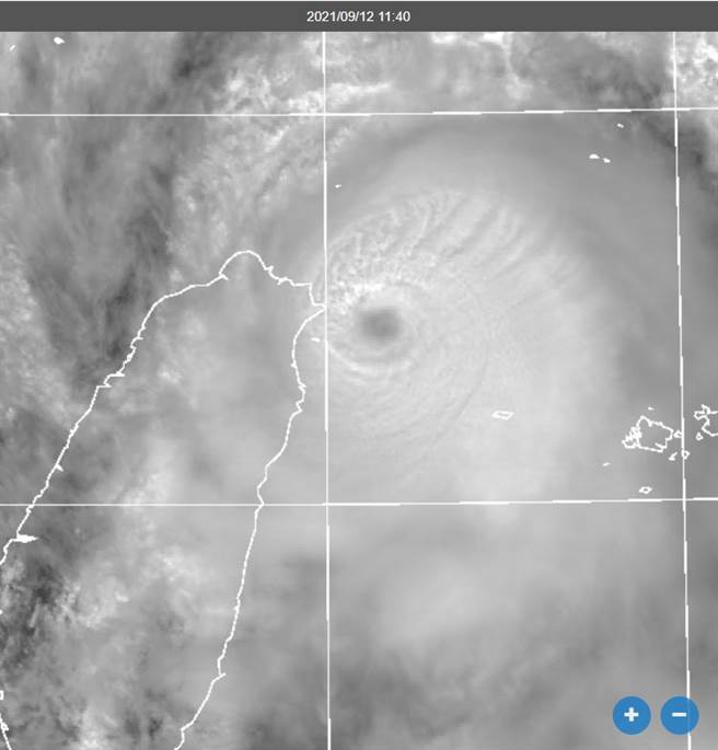 璨樹颱風中心越來越接近三貂角。(翻攝自氣象局)
