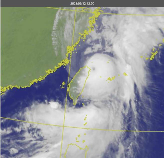 下午1點是璨樹颱風離台灣陸地最近的時刻，距離三貂角只有30幾公里。(翻攝自氣象局)