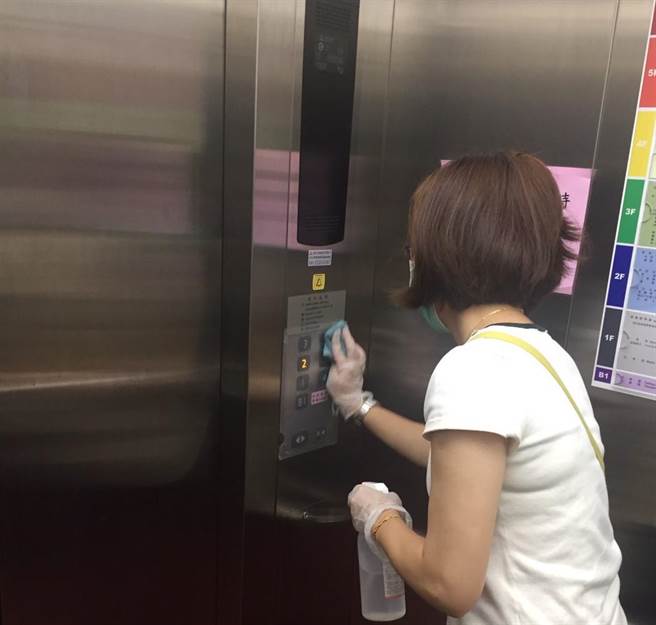 台中市府的电梯，平时不只定期维护，防疫期间也有专人清洁消毒。（台中市府提供／卢金足台中传真）