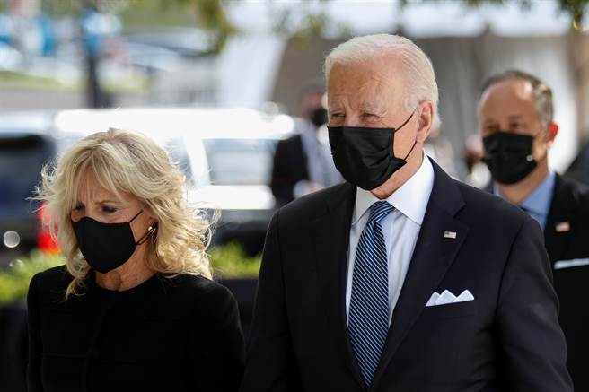 拜登偕同吉兒（Jill Biden）在911事件20週年的今天馬不停蹄地走訪3地，向罹難者家屬與受害者致上哀悼之意。(圖/路透社) 