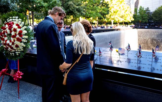 911恐怖攻击事件过了20年，纽约世贸遗址照例举行追悼仪式，上千名罹难者亲属出席。(图/路透社) 