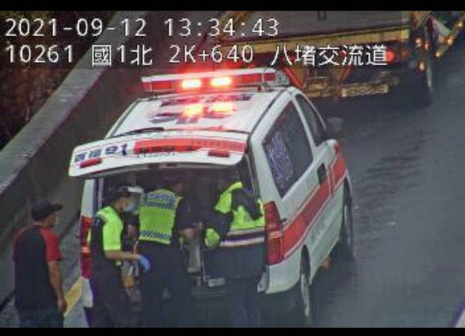 駕駛頭部擦挫傷，意識清楚，送往基隆長庚醫院。（摘自國道路況即時影像臉書／陳彩玲基隆傳真）