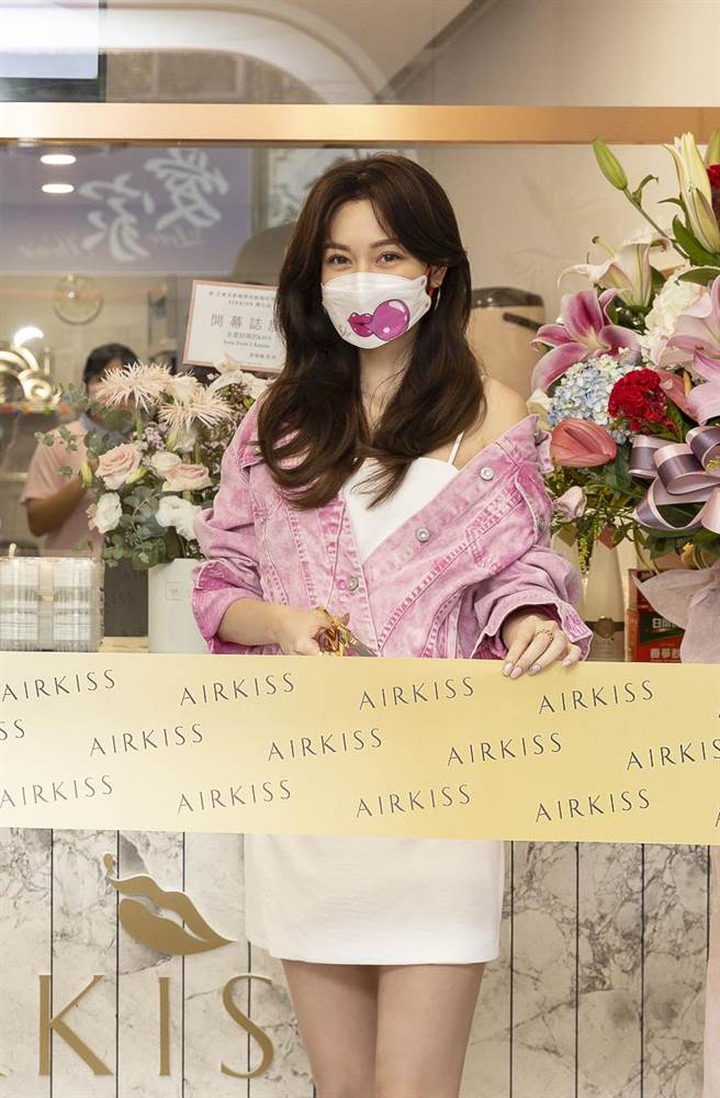 曾莞婷为手摇饮店开幕剪彩。（AirKiss飞吻茶饮提供）
