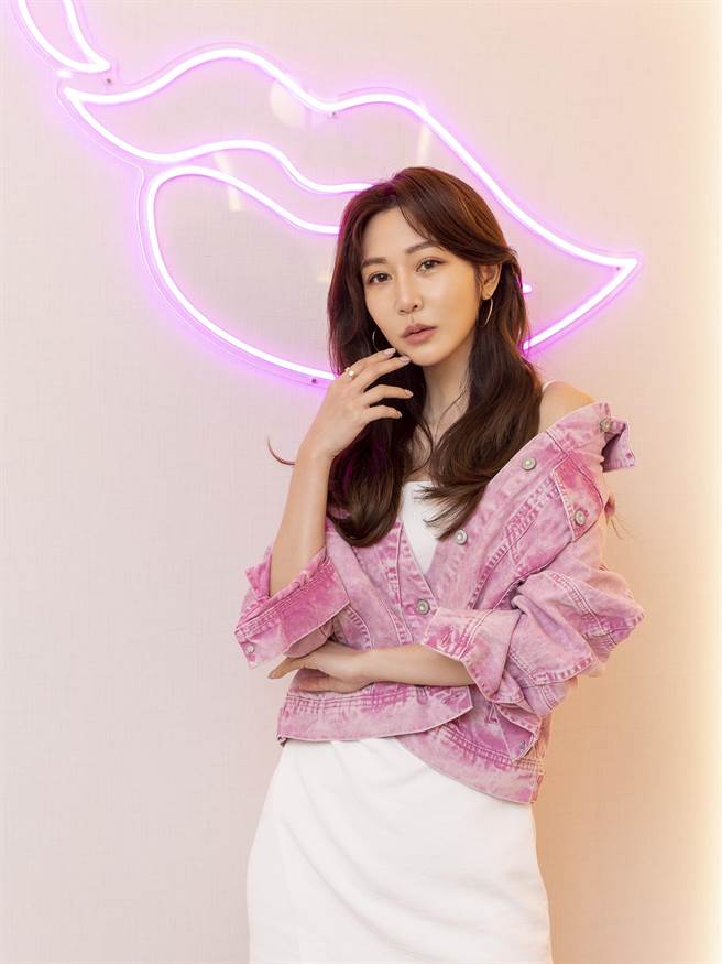 曾莞婷颱风天出席手摇饮店开幕剪彩。（AirKiss飞吻茶饮提供）