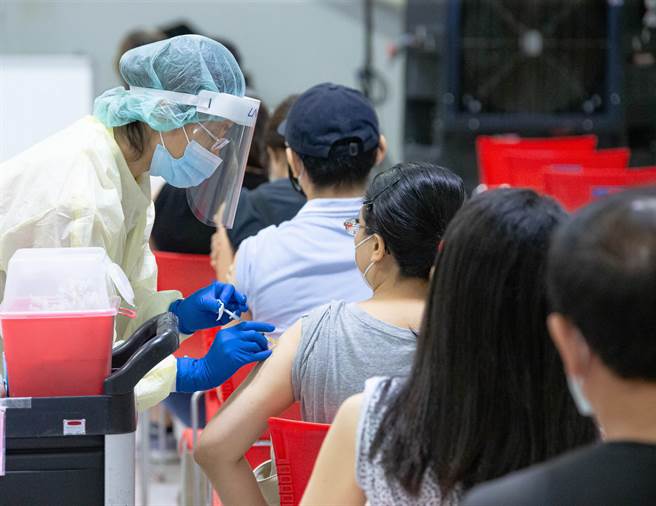 图为民眾接种疫苗示意图。（资料照）