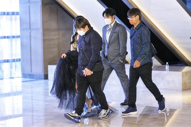 吴宗宪儿子鹿希派和三女儿吴奕佳低调入场。（邓博仁摄）