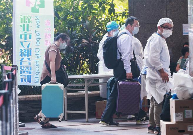 新北幼儿园群聚病毒基序列出炉，前台大医院感染科医师林氏璧打脸Delta潜伏台湾之说。图为板桥某社区住户移往集中检疫所。（报系资料照）
