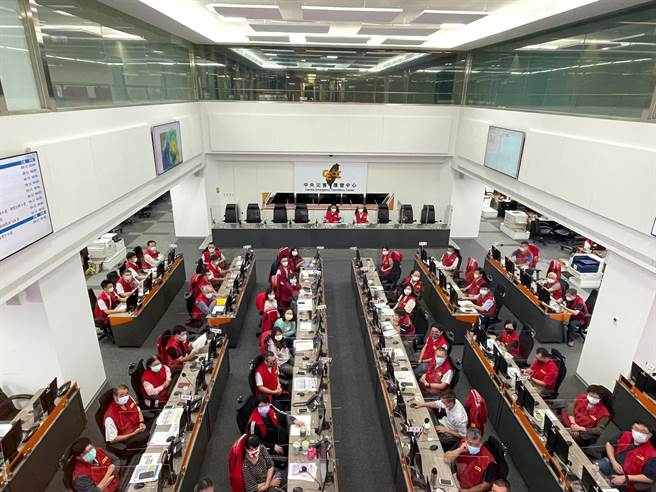 中央灾害应变中心今（12日）下午3时许举行第六次工作会报，由内政部长徐国勇主持。（叶书宏摄）