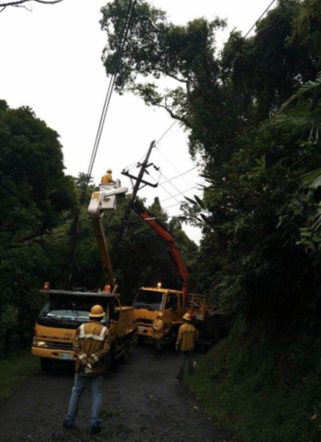 中度颱风璨树来袭，今（12日）造成台电台北南区营业处服务区域已数百户停电。（台电提供）