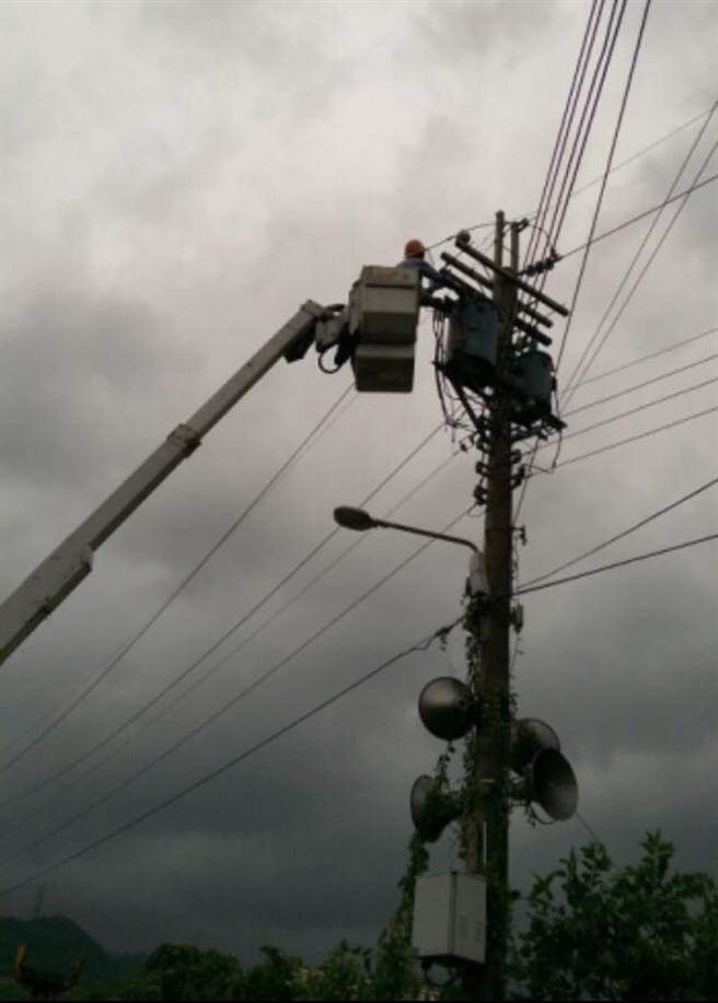 中度颱风璨树来袭，今（12日）造成台电台北南区营业处服务区域已数百户停电。（台电提供）