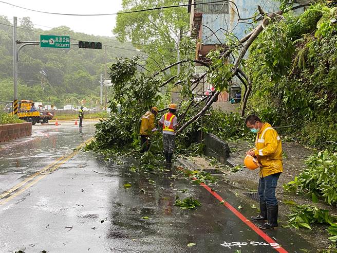 基隆市消防局應變中心已接獲25件災情通報，包括路樹倒塌、路基流失等。（翻攝照片／陳彩玲基隆傳真）