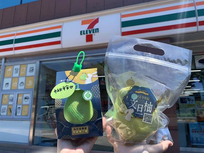 7-11即起严选两款老欉文旦推出单颗包装的商品，单颗49元起。（7-11提供）