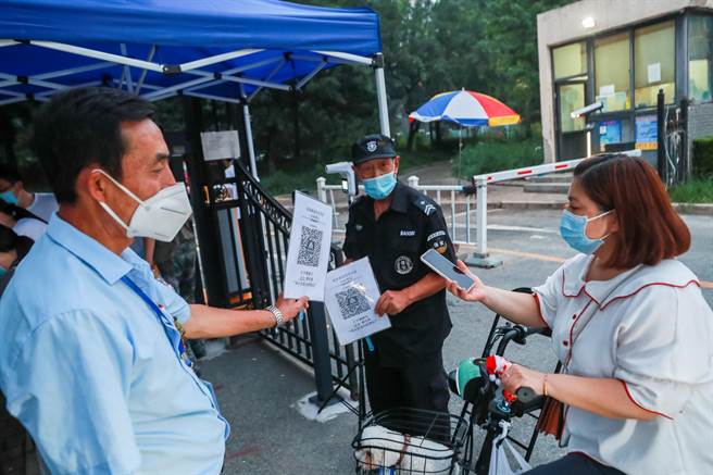大陆去年二月推出「健康码」平台，协助追踪确诊个案，有助控制疫情避免扩散。（中新社）