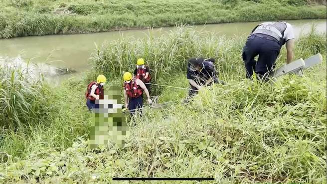 高雄市楠梓区后劲溪今天上午出现一具男性浮尸，警方接获报案后赶到现场，经救护人员打捞上岸，发现死者是日前受理的失踪人口。(警方提供／林雅惠传真)