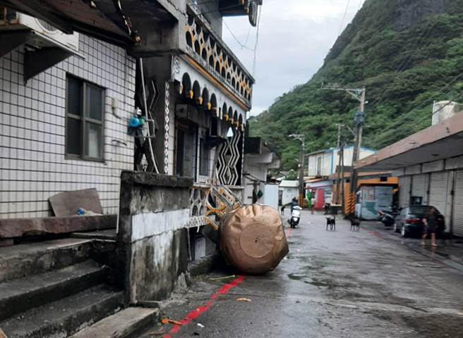 璨树颱风直扑兰屿，就连水塔也被吹落。 （小马提供） 