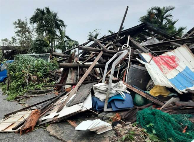 璨树颱风直扑，兰屿一片狼籍。 （小马提供） 