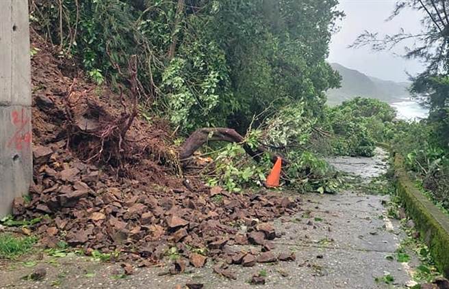 璨树颱风直扑，兰屿一片狼籍。 （小马提供） 