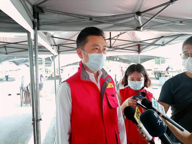 立委林为洲、柯建铭双方针对竹竹合併升格后首长参选资格隔空交火，新竹市长林智坚淡定回应此话题。（邱立雅摄）