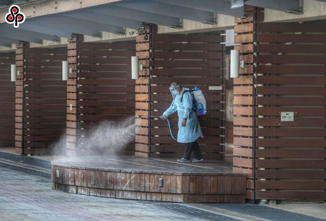 新北日前爆发幼儿园群聚案，图为一所停课的国小附幼清消情况。（本报资料照）