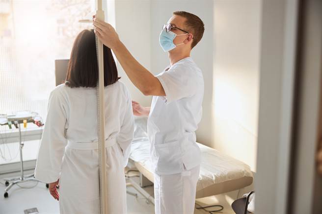 中年女性多留意！身高縮水逾1公分 早逝風險恐提高。(示意圖/Shutterstock)