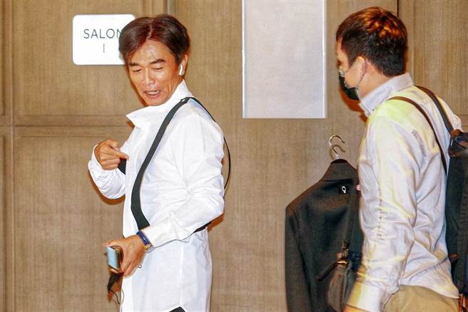 艺人吴宗宪12日嫁女儿，他开心地换上衣服，被问只穿这样吗？他俏皮的比着后面还有一件西装。（邓博仁摄）
