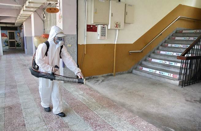 又有3校復课 新北明剩2校2123名学生停课。图为停课期间加强学校清消。（报系资料照）