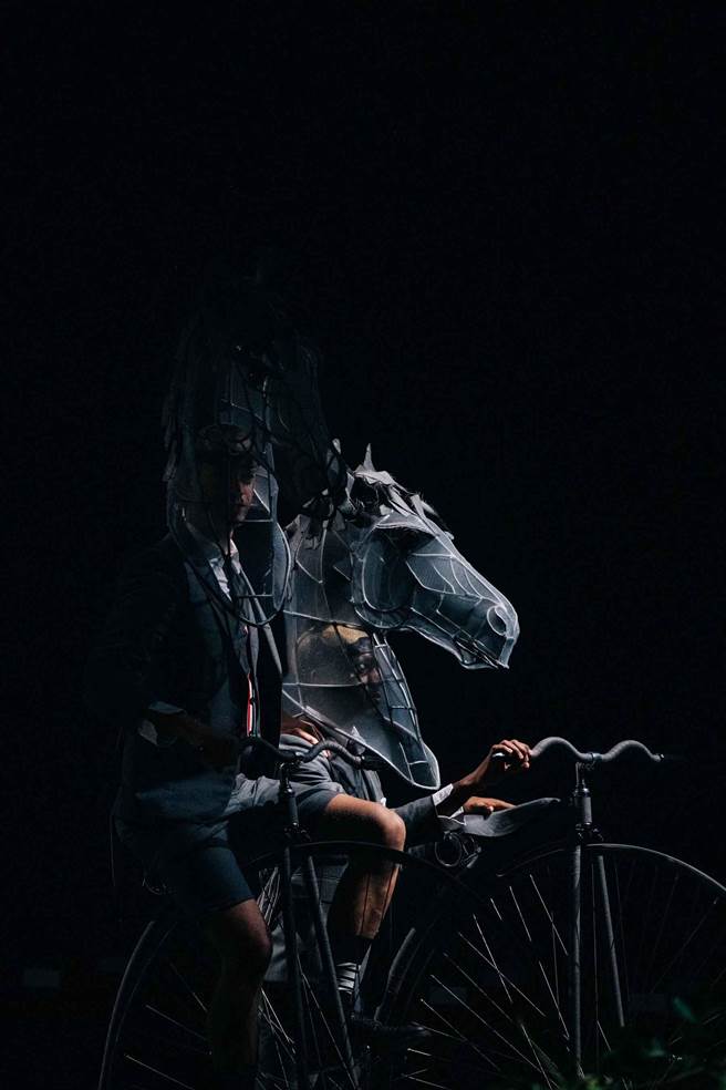 THOM BROWNE新一季以座美麗花園中心的大房子為故事背景，並由騎著古老自行車Penny Farthing、頭戴馬頭的模特開啟序幕。（THOM BROWNE提供）