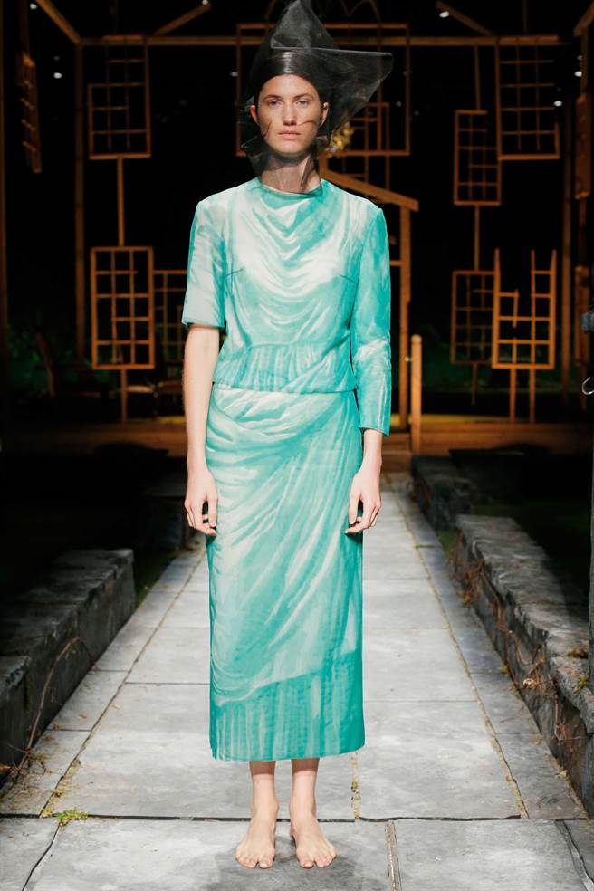 不對稱袖子是本季亮點。（THOM BROWNE提供）