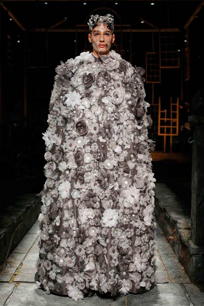 佈滿花卉的斗篷由上千朵各式灰色手工絲花縫製而成。（THOM BROWNE提供）