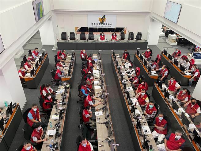 依据中央灾害应变中心统计至今（12日）晚间6时止，全台传出331件灾情，多为路树倒塌、招牌掉落及民生基础设施损坏，所幸无人员伤亡。（叶书宏摄）