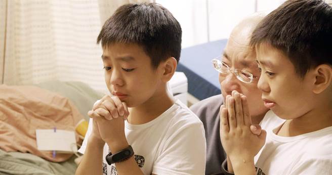 紀錄片《回眸》呈現出不只有末期病人要面對死亡，家屬也必須擁有離別的勇氣。（牽猴子提供）