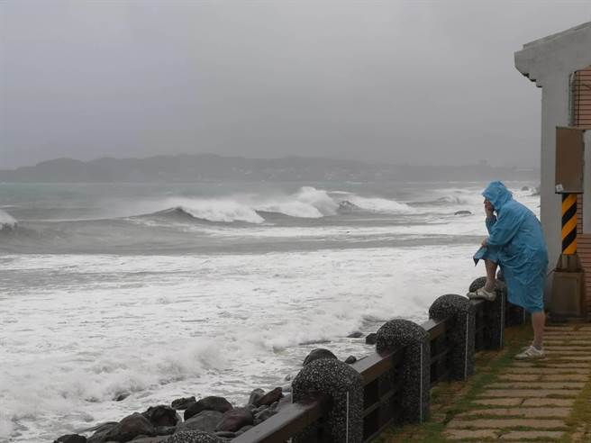 中颱璨树12日快速掠过台湾北海岸，气象局晚间8时30分已解除陆警。（陈君玮摄）