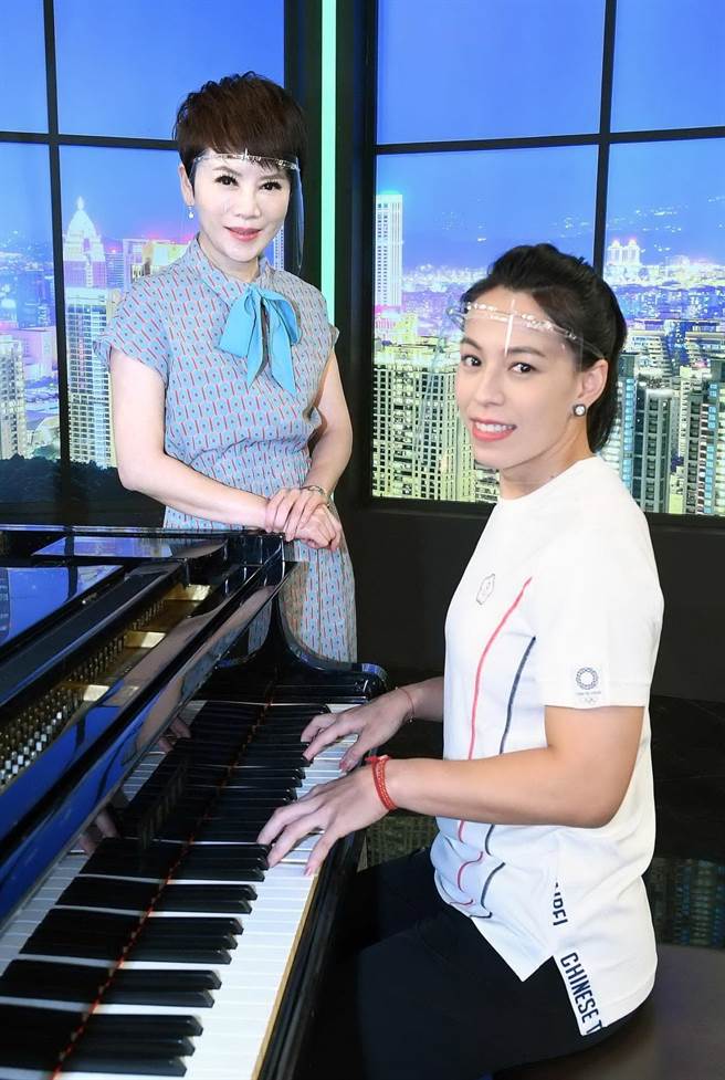 郭婞淳（右）在《新聞高峰會》大秀琴技，左為主持人陳雅琳。（華視提供）