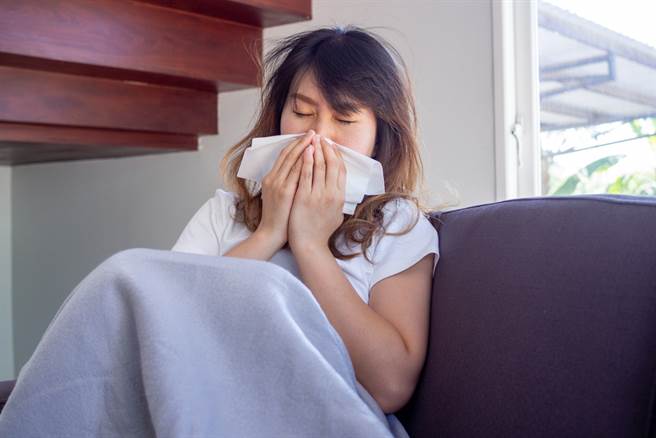 鼻塞不是过敏！医师表示，若长期出现单侧耳塞、耳鸣合併鼻塞等5大徵兆恐是鼻咽癌。(示意图/达志影像)