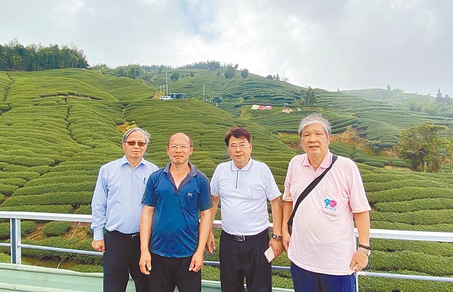中兴大学郑政峯教授（右一）、中科大智慧产业学院创院长林文灿（右二）、台茂奈米生化董事长林冬雾（右四）等产学专家，至海拔1500公尺冻顶乌龙茶得奖茶园南投番仔田旺兴茶园，辅导厂长林新约（右三）新植栽应用技术。图／严强国
