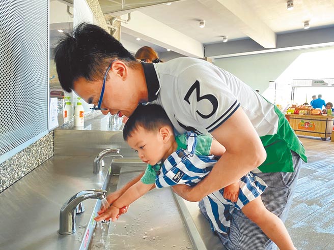 每人用水量减不下来！根据统计，去年全国每人每日平均生活用水量达到289公升，较前一年多出快6公升，成长近2%。（本报资料照片）