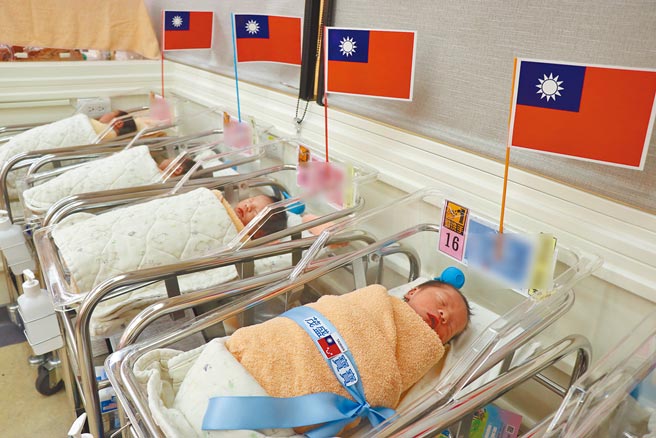 國慶寶寶銳減，反映國內生育率下降，圖為台中茂盛醫院去年國慶日上午迎接1名國慶寶寶的誕生。不孕症權威、茂盛醫院院長李茂盛說，試管寶寶已成出生人口的新生力軍。（茂盛醫院提供）