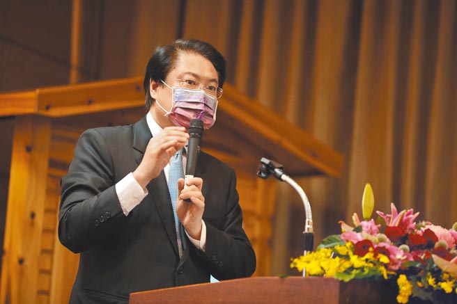 基隆市长林右昌11日表示，自己2014年底刚上任时，基隆市负债124亿元，是史上最高，如今已降为68亿元，谷底翻身。（基市府提供／张颖齐基隆传真）