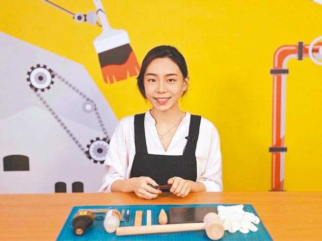 莺歌国中老师潘怡安在影片中教导如何制作皮革钥匙圈，她认为不让外界定义自己、不设限，女性也能创造无限可能。（新北市教育局提供／陈慰慈新北传真）