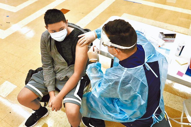 据美国《政治报》（Politico）欧洲版报导，丹麦10日取消所有针对防范新冠肺炎疫情的限制令，成为欧盟中第一个回归疫情前日常的国家。丹麦之所以取得现阶段成果，与该国高疫苗接种率有关。（新华社）