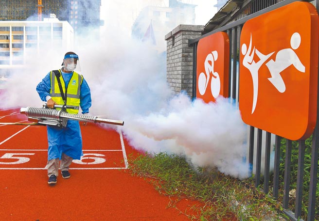 大陆福建省11日通报出现新冠疫情本土病例。图为福州一小学工作人员在操场消毒。（中新社）