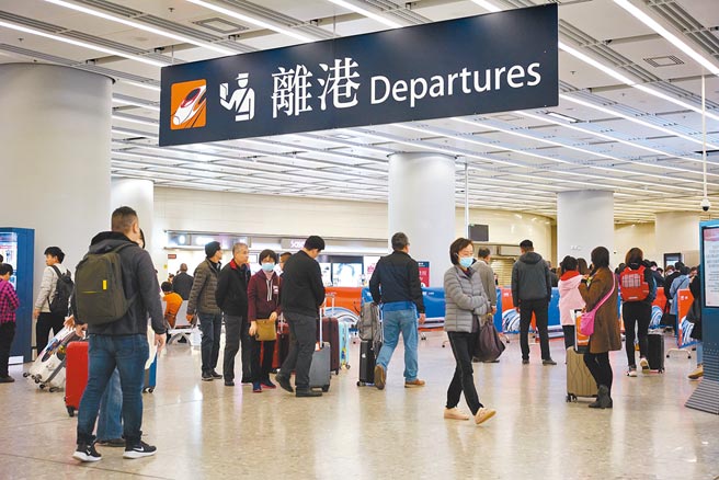 香港保安局從申請良民證的人數估算，2020年移民到國外的港人超過1萬人。（中新社）