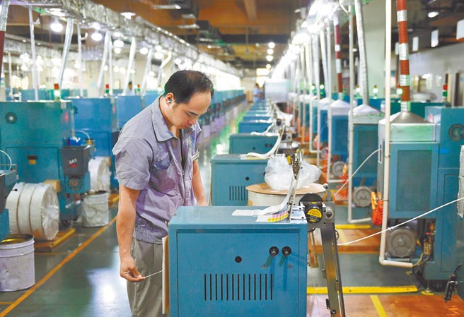 大陆海关总署联合广西壮族自治区政府，于10日发布「中国－东协贸易指数」，以5项指标量化双方的贸易状况。图为大陆浙江一位工人在工厂作业。（中新社）