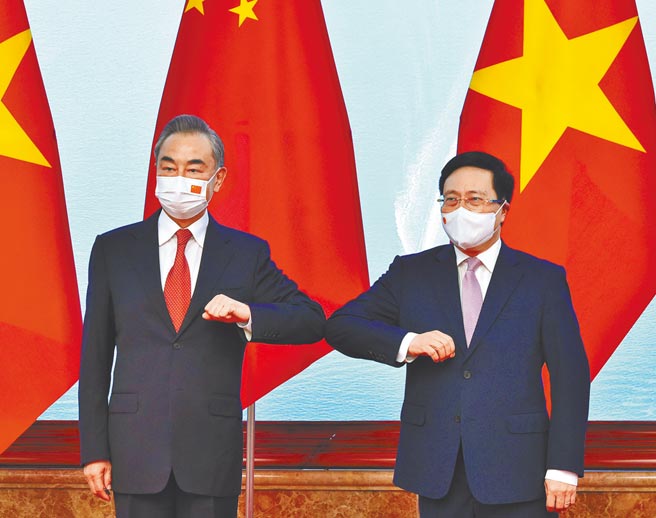 美國副總統賀錦麗訪問新加坡、越南兩國後，大陸外交部長王毅緊接著到訪兩國，另增柬埔寨，表明中國不怕美國競爭。圖為王毅（左）和越南常務副總理范平明10日共同主持「中國－越南雙邊合作指導委員會」第十三次會議。（新華社）