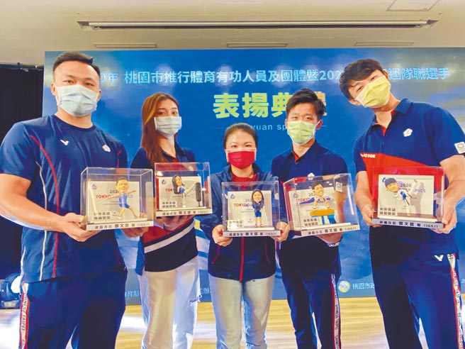 鄭文燦11日表揚代表桃園出征的東京奧運選手，並致贈個人專屬英姿公仔，田徑鄭兆村（左起）、跆拳道蘇柏亞、射擊田家榛、競技體操李智凱和跆拳道黃鈺仁都出席領獎。（蔡依珍攝）