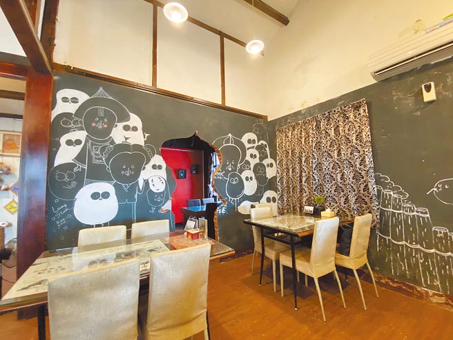 嘉义县民雄乡「鬼屋咖啡」是古厝改造的咖啡屋，搭配许多Q萌的妖怪鬼图。（嘉义县政府提供／廖素慧嘉县传真）