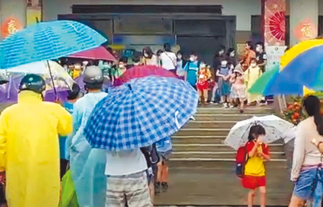台東縣政府宣布11日下午停班停課，大批家長撐傘到校門口接孩子。（翻攝畫面／莊哲權台東傳真）