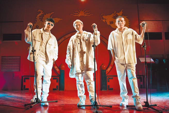 健志（左起）、洋葱、春风近来推出抒情励志洗脑新歌。（混血儿娱乐提供）